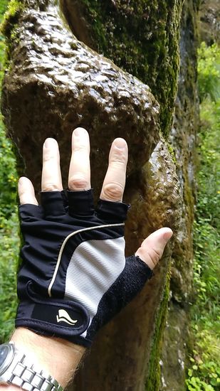 Breitenvergleich des wachsenden Felsens mit meiner leicht gespreizten linken Hand auf etwa meiner Augenhöhe.