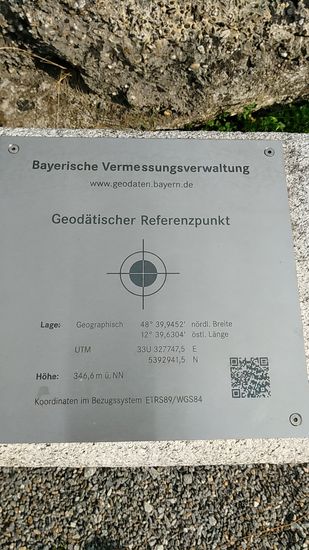 Etwa einen km weiter ergibt sich kurz vor Landau an der Isar kurz vor der Einfahrt zum dortigen Kraftwerk beim Ortsteil Zulling mittels dieses geodätischen Referenzpunkts die Möglichkeit die (zumindest momentane) Genauigkeit des Handy-GPS zu überprüfen, was bei mir sogar überraschende Übereinstimmungen ergab.
Trotzdem würde ich dieser Technik nie blind vertrauen, da in manchen 
Fotoinfo-Einblendungen teils haarsträubende Standorteinblendungen "kreiert" wurden. Da half bei einigen, wenn auch sehr wenigen Fotos, nur die gute, alte visuelle Erinnerungsgabe zu einer passenden Beschreibung der Lokalität.
Ein kurzes Beispiel dazu:
Der Freisinger Domberg wird der Nähe eines Leitzachwerk Staubeckens nicht weit von meinem Heimatort Feldolling zugeordnet ...  !!!    
Dabei war dies sicherlich kein schneller Schnappschuß, so daß sicherlich 
genügend Satelliten zum sog. "3D-Fix" für eine genügend genaue Anzeige bereitgestanden wären.