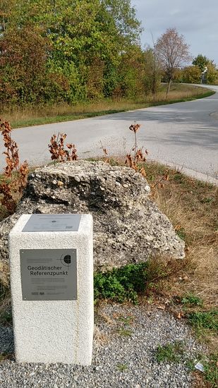 Hinter der Linkskurve gelangt man zum Wasser-Kraftwerk aus dem Jahre 1984, das eine Leistung von 12,6 MW liefert. 
Mein Weg führt jedoch rechterhand weiter.
