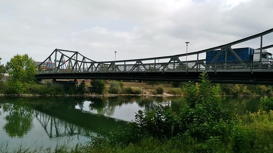 Die stählerne Isarbrücke von Landau überspannt den Fluß von der rechts gelegenen oberen zur unteren Stadt seit 1907. Bis 1952 war sie nach der Sprengung durch deutsche Truppen am 29. April 1945 nicht benutzbar.