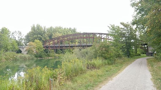 Keinen km weiter folgt eines der Wahrzeichen von Landau, die Bockerlbrücke oder ugs. auch "Die Bockerl" genannt.