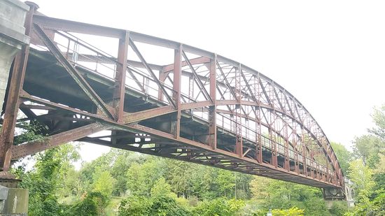 Sie wurde in 1903 beim Bau der Bahnstrecke Landau - Arnstorf über die Isar errichtet und einen Tag vor der weiter oben vorgestellten Straßenbrücke ebenfalls von deutschen Truppen vor der anrückenden US-Army in einem kleinen Bereich gesprengt.
Die noch aus zwei Teilen bestehende Brücke konnte von mutigen Zeitgenossen im Sprung von einer auf die andere Platte überwunden werden.