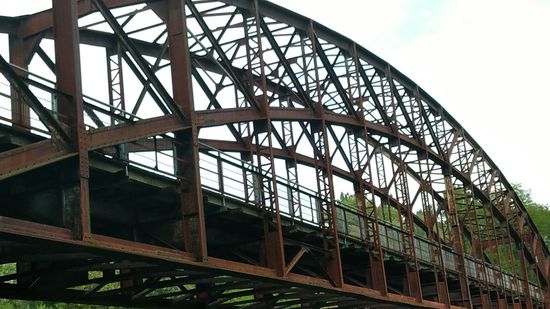 Erst nach dem Neubau der Straßenbrücke in 1952 wurde auch sie wieder für den Eisenbahnbetrieb eingesetzt, jedoch erst der Personenverkehr in 1964, dann der Güterverkehr in 1993 eingestellt und 1998 die Gleise demontiert.
In 1903 war dieses Industriedenkmal mit 79 m Spannweite die längste selbsttragende Stahlbrücke in Bayern und damit um 1900 eine Sensation und Symbol für die Moderne und den Einstieg des Königreichs Bayern ins Industriezeitalter.
Heutzutage führt der 48 km lange Bockerlbahn-Radweg von Landau nach Arnstorf über diese Brücke - Stichwort: Bahntrassenradeln
