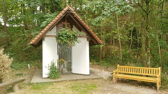 Eine neuzeitliche Kapelle lädt wenige km vor Plattling zum kurzzeitigen Verweilen ein.
