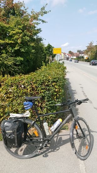 Die Stadt Plattling, mit ihren Ortsteilen die letzte Siedlung vor dem 
Isar-Mündungsgebiet ist erreicht.
Wollte die Stadt eigentlich weiter rechterhand links liegen lassen, aber der Isarradweg ist ab hier nicht am Fluß entlang ausgezeichnet, sondern mittels einer kleinen Schleife durch die Stadt.