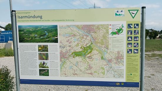 Nein, noch nicht an der Isarmündung angekommen !
Diese Infotafel rechts gegenüber auf der anderen Straßenseite des vorigen Bildes macht auf den Beginn des "Naturschutzgebiets Isarmündung" aufmerksam, das 1990 unter strengen Naturschutz gestellt wurde, deshalb augenscheinlich auch die Radwegumleitung durch die Stadt.
Zur Mündung selbst gelangt man jedoch auch legal unter Einhaltung gewisser Vorschriften auf dieser Tafel und später vor Ort.
Noch dazu hatte ich mich schon zeitig im Vorfeld der Tour beim 
"Infohaus Isarmündung" wegen der Zugänglichkeit per Rad oder nur zu Fuß erkundigt.