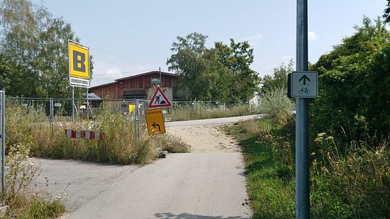Immer noch auf Plattlinger Gebiet blüht mir noch eine Radwegumleitung wegen Hochwasserschutzarbeiten am eigentlichen Radwegverlauf, was mich gut 5 km vor dem Ziel aber nicht mehr aus der Fassung bringen konnte.