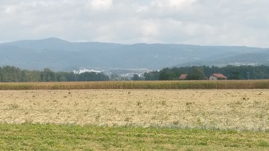 In Bildmitte ist die Stadt Deggendorf erkennbar, die von der Donau von links nach rechts passiert wird.