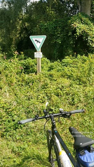 Naturschutzgebiet
Bitte Weg 
nicht verlassen
vom 1.4.-31.8.
wird mit den beiden Schildern zum Ausdruck gebracht.