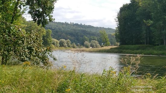 In Flußrichtung gesehen findet die Isar - im Voraus angemerkt - nach der letzten hellen Busch-Baum-Gruppe in Bildmitte ihr nasses Ende in der dahinter von links anfließenden und aufnahmebereiten Donau.
Aber noch ist nichts zu Ende - ich will weitestmöglich bis dahin gelangen.