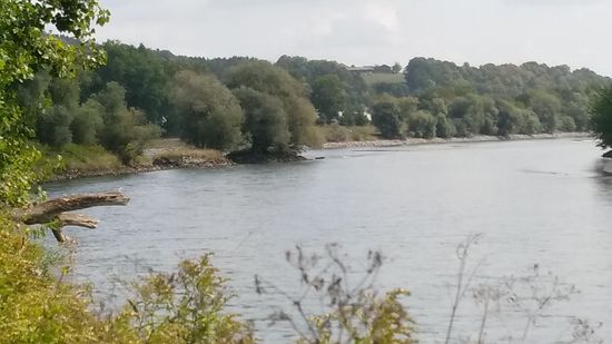 Die rechte Buschgruppe in Bildmitte bildet das endgültige Ende der Landzunge. Allerdings gelangte ich nur bis zum Ende der kleineren Buschgruppe vor den beiden auf den Art Inselchen. Dazu aber später vor Ort noch mehr.