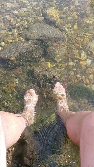Zuerst folgt aber noch die obligatorische, finale Fußkühlung im Isarwasser.