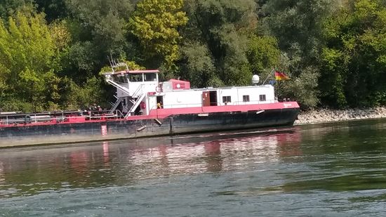 Als ich beim Passieren zuwinkte, muß ich mit meinem roten Radtrikot sogar aufgefallen sein, da von einem Besatzungsmitglied sichtbar freundlich zurückgewunken wurde, was hier aber nicht erkennbar ist.
Gute Reise !!!