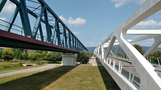 Jetzt hatte ich die Wahl:
Auf der weißen Radfahrer- und Fußgängerbrücke über die Donau zum Bahnhof Deggendorf zu gelangen und von dort die Rückreise per Bahn zu beginnen oder nur wenige km nach Plattling zum Bahnhof zu strampeln. 
Aber da gleich darauf eine "Waldbahn" aus dem Bildhintergrund auf der blauen Eisenbahnbrücke entgegenkam und diese Züge im Stundentakt verkehrten, rollte ich nicht nach Deggendorf hinein, sondern nahm die nur wenige km mit dem Rad in Anspruch nehmende Wegstrecke nach Plattling in Kauf.