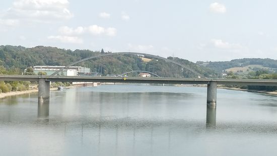 Was ich mir aber nicht nehmen ließ, waren noch diese und einige folgende Aufnahmen von der Brücke und auf dieser von der Donau, die ich im Mai dieses Jahres von Günzburg nach Passau beradelte und dabei auf dieser Brücke die Seite wechselte.
Hier Blickrichtung "fluß"abwärts, da die Donau definitionsgemäß erst ab Passau als Strom bezeichnet wird. Ordnung muß sein 