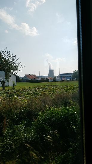 Mittlerweile sitze ich im Donau-Isar-Express nach Freising, da die weitere Strecke in Richtung München wegen Bauarbeiten gesperrt war. Dabei wird nochmals der Kühlturm vom Kernkraftwerk Isar 2, der am Vortag anderseits passiert wurde, sichtbar.