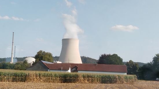 Sieht beinahe aus, als ob der Kamin des landwirtschaftlichen Anwesens etwas zu groß geraten wäre.