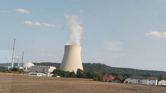 Links nochmals die den Kernreaktor schützende Rundkuppel.