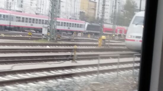 Hat jetzt nichts mit der eigentlichen Radtour zu tun, aber beim "Rahmenprogramm" zur Anfahrt zum aktiven Tourstart in Dorfen leuchten natürlich die geschulten Augen eines Hobby-Eisenbahners:
Bei der Abfahrt von München Hbf gibt es eine flüchtige Begegnung mit einer "Weltrekordlerin". 
Nicht der rechts erscheinende ICE, sondern links davon die anthrazitfarbene Lokomotive mit silber gehaltener Umrahmung vor den grau-roten ÖBB-Eurocity-Waggons. 
Diese Lok stellte Anfang September 2006 zwischen Ingolstadt und Nürnberg den bis heute gültigen Weltrekord für Lokomotiven (nicht Triebzüge, wie etwa TGV, ICE, etc.) mit 357 km/h auf, der den alten Rekord von 331 km/h aus dem Jahre 1955 in Frankreich ablöste.