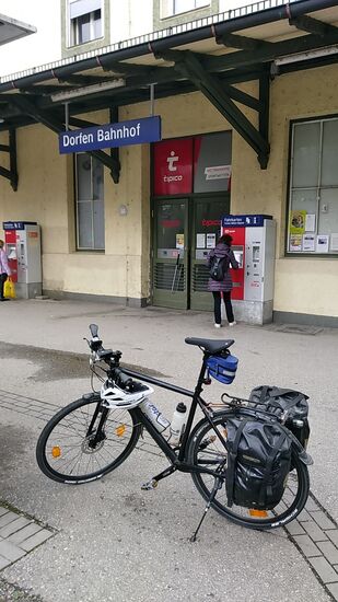 Das obligatorische Startfoto am offiziellen Tourstartort ist geknipst, mit vollem Elan wird in die Pedale getreten und nichts kann mich mehr aufhalten...