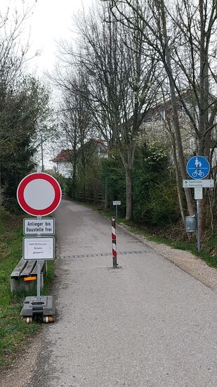 Ausgeträumt !!! 
Keine 100 m auf dem Vilstalradweg sind absolviert und schon verkompliziert sich die Linienführung. Also harrt man der Realitäten und spielt für's Erste einen Anlieger, statt Ferntourer.