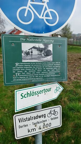 Entlang der ehemaligen Bahntrasse weisen gelegentlich Hinweisschilder auf die damaligen Bahn-Haltestellen hin - in diesem Fall die Ortschaft Algasing.