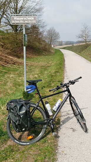 Auf 498 m Höhe ü.N.N. überquere ich die Wasserscheide zwischen Inn im Süden und Donau im Norden. Die durch Dorfen fließende Isen mündet ja wie schon früher angedeutet gegenüber von Neuötting in den Inn, die Vils bei meinem Mindesttourziel Vilshofen in die ("schöne blaue") Donau.