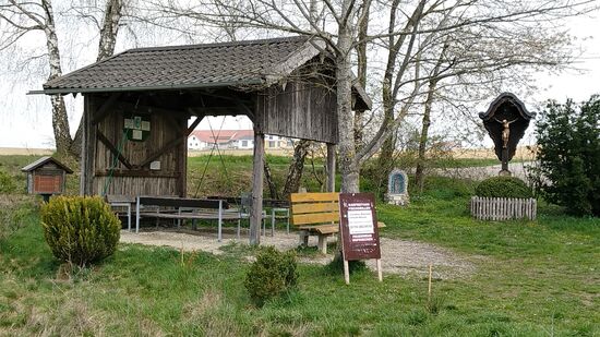 Der "Rastplatz am Weinberg". Bei besonders klaren Sichtverhältnissen könnte man von einem 50 m entfernten Aussichtspunkt lt. einer Beschreibung die Alpenkette vom Dachstein bis zur Zugspitze erkennen.
