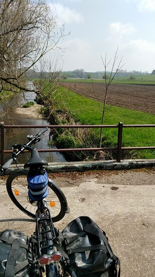 Nachdem ich noch vor Taufkirchen die erste (unscheinbare) Schnittstelle mit dem Haupt-Tourthema "VILStalradweg" verpasste, tritt die Vils nach einem ca. 100 m langen Abstecher vom Radweg zu diesem Brücklein zum ersten Male real in Erscheinung. Hier in Flußrichtung.