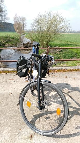 Auch beim Blick gegen die Flußrichtung kann man hier noch mit der gespaltenen Meinung kontrovertieren, ob man einen großen Bach oder ein kleines Flüßchen beradelt. Aber erfahrungsgemäß auf die Donau-, Lech- und Innradtour vom vergangenen Jahr zurückblickend, kann man ja beruhigt darauf wetten, daß abgesehen von dafür tieferen Engstellen auch dieses Gerinne letztendlich in der Breite noch expandieren wird.