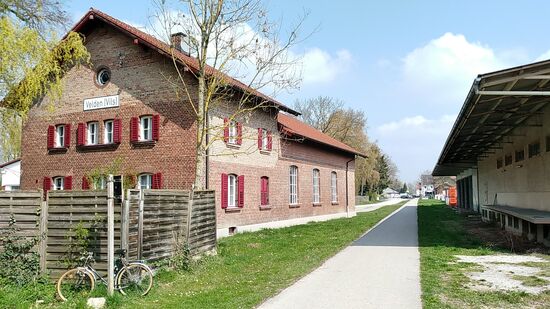 Am Ende der ehemaligen Stichbahnstrecke von Dorfen her sind die ersten Gebäudlichkeiten des Bahnhofs Velden (Vils) erreicht.