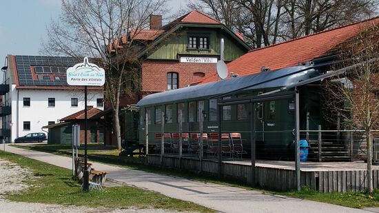100 m weiter am ehemaligen Empfangsgebäude ein zum Restaurant umfunktionerter Waggon.