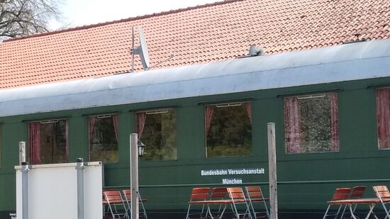 Es handelt sich um einen ausrangierten Meßwagen der früheren 
Bundesbahn Versuchsanstalt München.
Aber an der gekippten Stellung der Terrassenstühle war schon gleich zu erkennen, daß trotz der Mittagszeit (11.47 Uhr) nicht geöffnet war, so daß der zügigen Weiterfahrt keine kulinarische Verführung im Wege stand.