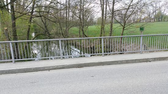 Kurz hinter Velden die erste richtige Vilsquerung, da es (s. nächstes Foto) auf der nördlichen Seite weiter geht.