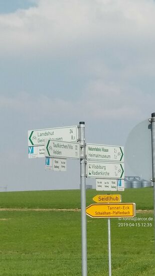 Unter ungünstigen Umständen hätte ich hier kurz vor Vilsbiburg den ausgeschilderten Weg nach Landshut nehmen und von dort noch an diesem ersten Tourtag die Rückfahrt per Zug nach Hause praktizieren müssen. Laut Foto-Zeitstempel war es bereits 12:35 Uhr und da ich in dieser Woche auf Kurzarbeit gesetzt war, hätte ich bei Anruf von der Firma bis 12:00 Uhr die Mehrtagestour abbrechen müssen, da dann anderntags Spätschicht ab 14:00 Uhr angesagt gewesen wäre.
Aber da kein Anruf von der Firma und auch ein Anruf bei einem Schichtkollegen keine Hiobsbotschaft nach sich zog, zog ich weiter entlang meiner geplanten Strecke - wie auch an den folgenden Tagen. 
Alles blieb gut !!!