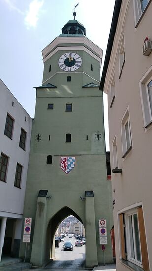 Das Obere Tor von Vilsbiburg aus dem 15. Jahrhundert mit Haube 
aus dem 16. Jahrhundert blieb als einzige von zwei Toren und einer ehemaligen Ringmauer als Wehranlage im 15./16. Jahrhundert erhalten und bildet den Zugang zum 200 m langen Marktplatz, der im rechten Winkel zur Vils verläuft.