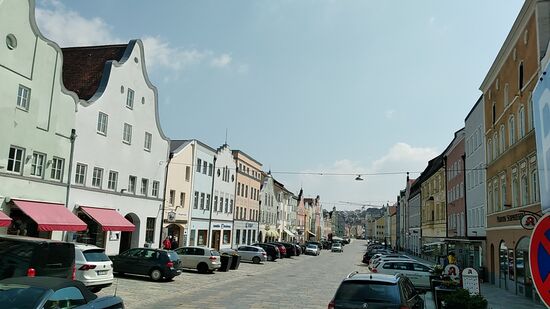 Der Marktplatz von Vilsbiburg mit seinen Gebäudefassaden, die weniger dem hochgiebeligen Landshuter, als vielmehr dem Inn-Salzach-Stil mit waagerechten Abschlüssen angehören.