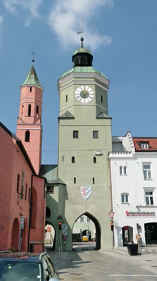 Kurzer Blick zurück auf das Obere Tor mit der links angrenzenden ehemaligen Spitalkirche, einem spätgotischen Bau aus der ersten Hälfte des 15. Jahrhunderts.
