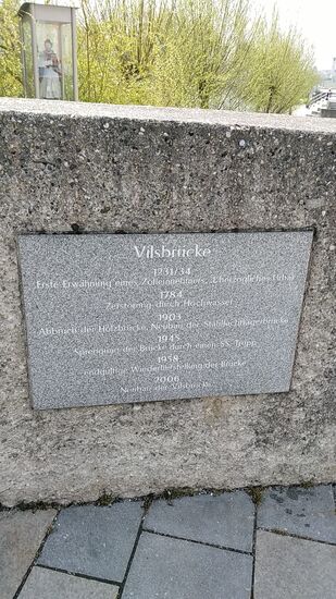 Inschrift an der Vilsbrücke:
z.B. Erste Erwähnung 1231/34, Sprengung 1945 durch SS-Truppen, Neubau 2006.
Leider erscheinen die Bilder auf dem Bildschirm nicht so klar, wie auf den Originalfotos, aber ich möchte auch nicht zu sehr in geschichtliche Kleinigkeiten verfallen, sondern auch mal wieder weiterradeln . . .