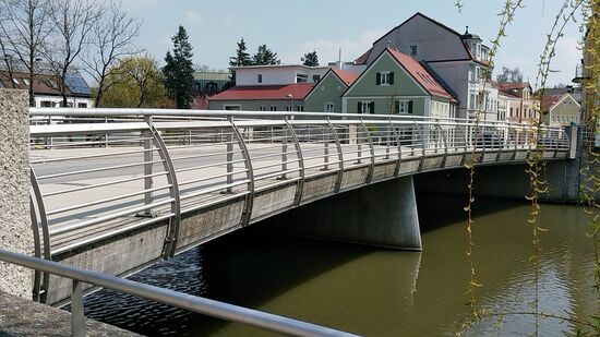 Den letzten Anblick von Vilsbiburg werfen wir auf die neue Vilsbrücke von 2006.
Etwa 100 m hinter der Brücke geht es linkerhand parallel mit wechselnden Abständen weiter entlang der hier von rechts anfließenden Vils.