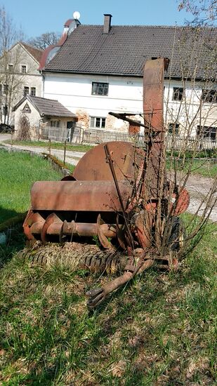 Wenn auch erst kurz hinter der Stadt Vilsbiburg momentan situiert, hat mich an einem Gehöft in Form dieses historischen, aber auch "etwas" eingewachsenen und gut angerosteten Feldhäckslers der ehemaligen Maschinenfabrik Esterer, Altötting wieder die freie niederbayrische Prärie in Besitz genommen.
Bei allem gutartigen "Schmäh", der zwischen den Oberbayern und Niederbayern getätigt wird, möchte ich als Oberbayer sehr gerne und wohlwollend darauf verweisen - wie auch im letztjährigen Bericht an der Donau entlang - daß ich sehr wohl auch niederbayerische Wurzeln habe.