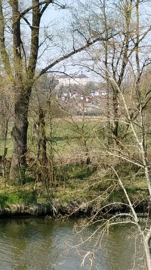 Im Hintergrund auf meiner Höhe von Marklkofen (gut 10 km südlich von Dingolfing) erscheint der Kalvarienberg Poxau aus dem 18. Jahrhundert, lange Zeit Ziel vieler Wallfahrer. Eine dazugehörige Kapelle von 1735 enthält ein heiliges Grab. 
Von dort könnte man eine richtig schöne Aussicht in die Umgebung genießen, aber mich trieb es vorwärts.