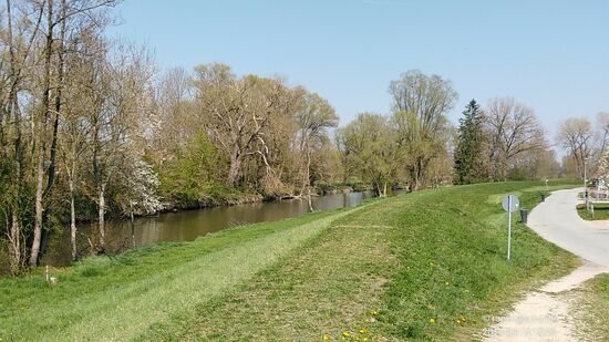 Da das Befahren des Schutzdamms nicht ausdrücklich verboten war, nahm ich hier natürlich den wenn auch weniger komfortabel befahrbaren Weg auf der Dammhöhe, damit ich den optischen Kontakt zur Vils genießen konnte.
