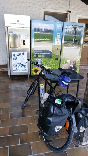 Der radelnde Milchtrinker am Milch- und Eierautomaten. Beim Verfassen dieser Bildbeschreibung erinnere ich mich wieder daran, daß ich mir hier einen Liter Milch gönnte. Ein halber Liter vor Ort, der zweite Teil während der Fahrt in der näheren Umgebung.
Auf eine Schachtel Eier habe ich aus Gründen der Empfindlichkeit vorsichtshalber verzichtet.