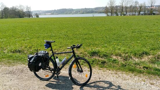 Gleich im Anschluß an Marklkofen erscheint nach dem Landschaftsschutzgebiet
"Vilstal bei Marklkofen" der Vilstalsee, an dessen Ende ich mich hier schon befinde.
Er hat eine Ausdehnung von etwa 100 ha und dient nicht nur als Wasserrückhaltebecken, sondern durch seine idyllische Lage auch für Wanderungen, Fahrradtouren und Wassersport (Schwimmen, Bootfahren, Segeln und Surfen. Weiterhin gibt es in unmittelbarer Nähe auch ein beheiztes Freibad.