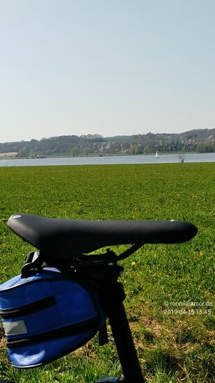 Auf dem See kann hier sogar ein kleines Segelboot gesichtet werden.