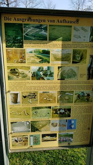 Ein kleiner Tipp für (Hobby-)Archäologen:
Beim Reichersdorfer Nachbarort Aufhausen wurden 1997 bei Ausgrabungen u.a. ein ca.  6000 Jahre altes Gefäß in Menschenform, wie auch einen aus acht Gräbern bestehenden Friedhof aus der Glockenbecherkultur etwa 2400 v. Chr. gefunden.
Die älteste Siedlung stammt dabei in diesem Gebiet aus einer Zeit vor über 
7500 Jahren.