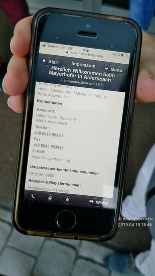 Meine hilfsbereiten Passanten präsentieren mir meine Anlaufstelle in Aldersbach, die ich bestens weiterempfehlen kann.