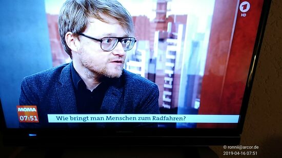 Ein Schnappschuß vor dem Frühstück noch im Zimmer vor dem Fernseher.
Welche Tipps dieser Experte im Morgenmagazin gab, blieb mir letztendlich verborgen, da ich am Aufbruch zum Frühstückssaal war.
Aber für mich selbst gesehen braucht es etwas gesunden Willen, sobald dann der Anfang getätigt ist, radelt es sich unablässig schön dahin.