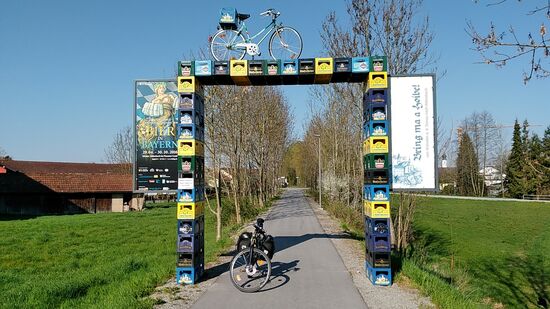 Kurz nach dem Start vom Gasthof Mayerhofer in Aldersbach befinde ich mich wieder auf dem Vilstalradweg, allerdings auf einem besonderen Abschnitt, der sich "BIERRadlWEG" nennt.